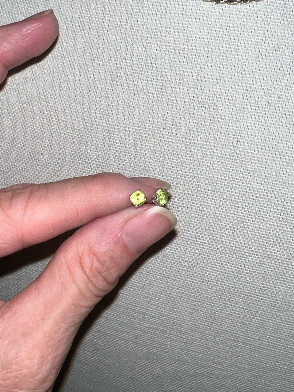 14k white gold peridot stud earrings